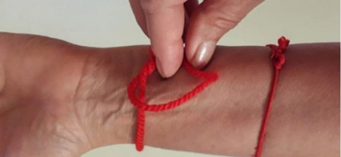 Завязать красную нитку на запястье